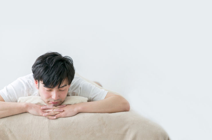 施術を待つ男性